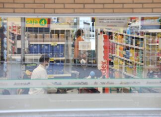 Derechos Sociales lanza unas “tarjetas monedero” para ayudar en la compra de alimentos a unas 70.000 familias “vulnerables”