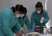 Imagen de archivo de unas enfermeras trabajando con mascarillas.