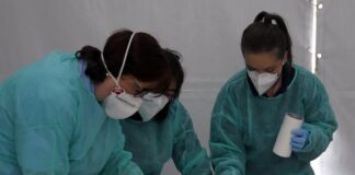 Imagen de archivo de unas enfermeras trabajando con mascarillas.