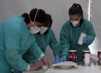 Imagen de archivo de unas enfermeras trabajando con mascarillas.