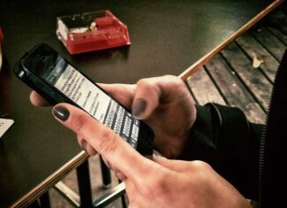 Sin cobertura moviles-whatsapp-mensajes-jovenes-smartphone