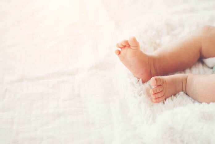 newborn-baby-legs-white-bed