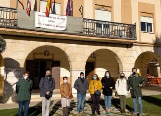 Imagen de archivo de algunas familias participantes en el Proyecto Arraigo de Dueñas