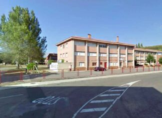 A cubierto en el patio del IES de Guardo