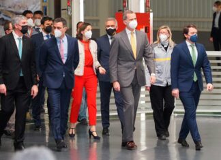felipe VI pedro sanchez reyes maroto fernandez mañueco visita renault palencia