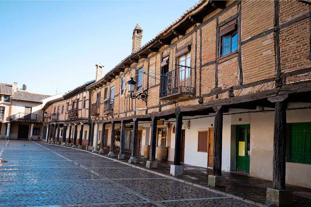 saldana-pza-vieja La Plaza Vieja de Saldaña conserva elementos de la arquitectura tradicional de la comarca
