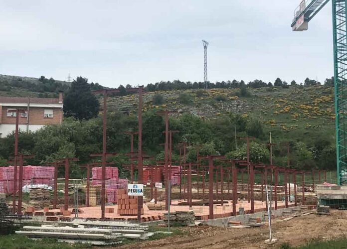 Imagen de una construcción de viviendas en Aguilar de Campoo.