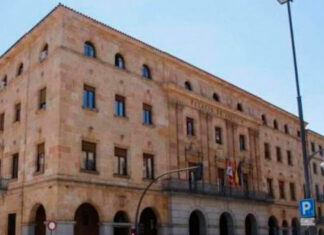 Dos años de prisión por abusar de su hija menor mientras le ponía peliculas pornográficas