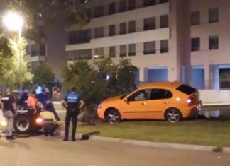 Dos detenidos tras huir de la Policía y dejar su coche abandonado en una rotonda