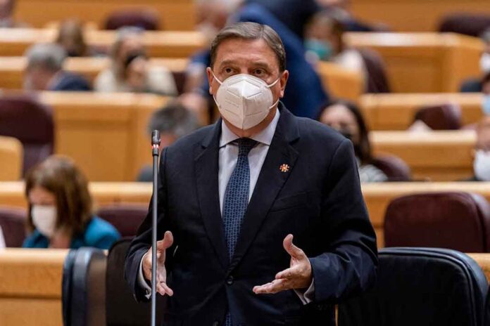 El-ministro-de-Agricultura,-Pesca-y-Alimentación,-Luis-Planas,-interviene-en-una-sesión-de-control-al-Gobierno-en-el-Senado
