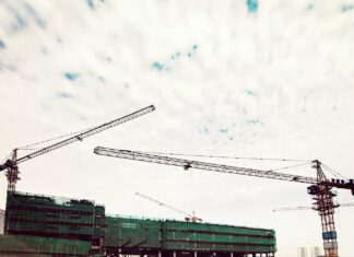 gruas construcción vivienda