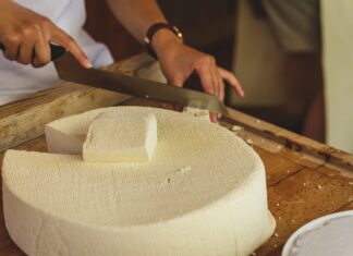 Todos los expositores de la Feria del Queso de Frómista, aquí queso