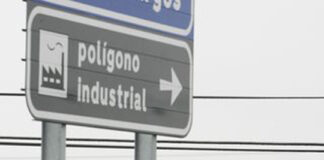 Desvío desde la autovía A-62 al polígono industrial de Torquemada.