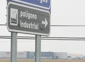 Desvío desde la autovía A-62 al polígono industrial de Torquemada.