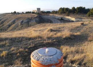 El castillo de Monzón desde uno de los hitos de la LAV a Cantabria.