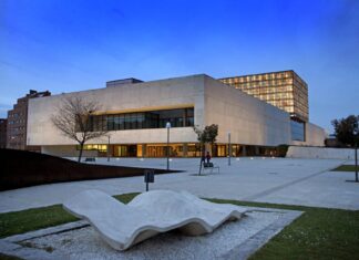 Imagen externa de la sede de las Cortes de Castilla y León.