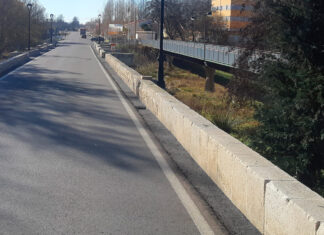 Adiós a la trampa del puente de Saldaña Se ha nivelado el canal junto al petril para que no exista un escalón y no se puedan meter las ruedas