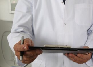 Médico en la sala pasando consulta