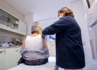 Comienza la temporada de gripe en Europa y la OMS advierte de posible sobrecarga junto a la COVID-19 Imagen de archivo campaña vacunación contra la gripe