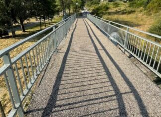 La pasarela de Las Rozas de Guardo no encuentra empresa que quiera hacerse cargo de su reparación