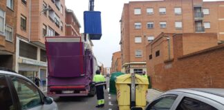 Recogida selectiva de basuras en el Barrio de San Antonio.