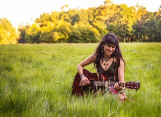 Artistas palentinos: Alba Wayra, una voz que acaricia el alma Alba Wayra artista cantante compositora