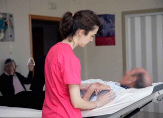 Más de 1.300 personas murieron en CyL en lista de espera de la Dependencia en 2021 Imagen de archivo de una cuidadora atendiendo a una persona dependiente