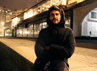 Arturo Rodríguez (Indomable): «Para los músicos, los garitos son nuestra casa» La noche de Las Candelas promete ser especial en El Taller Beers & Co. La nueva sala palentina recibe la visita de Indomable, que presentará su disco El eterno telonero en formato acústico. Indomable es Arturo Rodríguez (A Coruña, 1983), un músico curtido en los locales de toda España y varios países de Europa y el área del Caribe. Se define como «una persona con ubicuidad, un músico en gira constante». Te defines como «el rey de los garitos», y precisamente vienes a Palencia en mitad de un largo viaje por toda España con un disco «sin grandes artificios ni maquillaje y con letras directas». ¿Es el directo de las salas pequeñas la verdadera arena en la que se la juega el músico? Para los músicos, los garitos son nuestra casa. Es el lugar de donde todos salimos y a donde todos volveremos. Todo nuestro colectivo debería mantener unas atenciones especiales ahí. Al visitar una buena parte de ellos y te puedo garantizar que la mayoría lo regenta peña igual de luchadora y apasionada que los que están delante del telón. ¿Cuál es el feedback de tu público en esos garitos? Pues es que ha habido de todo. Esa incertidumbre es la que a mí me pone. Siempre trato de hacer conciertos más relajados de lo que realmente son después. Escapo de la imagen de los músicos románticos pero, sea como sea, es un acto de liberación y rebeldía. Cantas en castellano una música directa que denominas «las canciones del sofá». ¿Defiendes la autenticidad de esa «música sin artificios» frente a las modas urbanas, los dogmas del indie o los designios del algoritmo de Spotify? Creo en la canción y ya. Yo las hago con la guitarra a pelo y luego viene una fase tipo catarsis. Es cuando empiezo a imaginarla arreglada y la empiezo a perfilar. Me molan en el momento y me molan al interpretarlas y ejecutarlas en directo, pero luego me ralla escuchar las versiones de estudio. No sé de modas urbanas, tampoco de los dogmas indies y no uso Spotify. Puede que padezca un poco el síndrome del intruso. Admiro a casi todos mis compañeros y pienso que todos son mejores. ¿El título de tu disco, El eterno telonero, es una reivindicación o una queja amarga? Es así un poco un «es lo que hay». Con mi propuesta es imposible llegar al circuito de los grandes eventos. No pasa nada, es normal, pero es que es así como me sale ahora mismo. Conozco algo de todo este mundillo donde a veces me toca nadar. Por razones como esta soy muy selectivo, como sé que lo pueden llegar a ser conmigo, porque no soy hipócrita ni zalamero. Cuando haces las cosas porque sí, sin pretensiones y sin esperar nada de nadie, todo son avances.