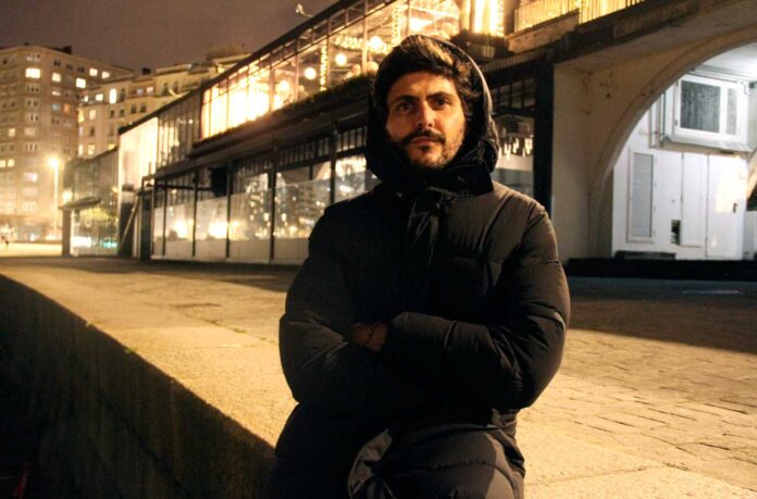 La noche de Las Candelas promete ser especial en El Taller Beers & Co. La nueva sala palentina recibe la visita de Indomable, que presentará su disco El eterno telonero en formato acústico. Indomable es Arturo Rodríguez (A Coruña, 1983), un músico curtido en los locales de toda España y varios países de Europa y el área del Caribe. Se define como «una persona con ubicuidad, un músico en gira constante». Te defines como «el rey de los garitos», y precisamente vienes a Palencia en mitad de un largo viaje por toda España con un disco «sin grandes artificios ni maquillaje y con letras directas». ¿Es el directo de las salas pequeñas la verdadera arena en la que se la juega el músico? Para los músicos, los garitos son nuestra casa. Es el lugar de donde todos salimos y a donde todos volveremos. Todo nuestro colectivo debería mantener unas atenciones especiales ahí. Al visitar una buena parte de ellos y te puedo garantizar que la mayoría lo regenta peña igual de luchadora y apasionada que los que están delante del telón. ¿Cuál es el feedback de tu público en esos garitos? Pues es que ha habido de todo. Esa incertidumbre es la que a mí me pone. Siempre trato de hacer conciertos más relajados de lo que realmente son después. Escapo de la imagen de los músicos románticos pero, sea como sea, es un acto de liberación y rebeldía. Cantas en castellano una música directa que denominas «las canciones del sofá». ¿Defiendes la autenticidad de esa «música sin artificios» frente a las modas urbanas, los dogmas del indie o los designios del algoritmo de Spotify? Creo en la canción y ya. Yo las hago con la guitarra a pelo y luego viene una fase tipo catarsis. Es cuando empiezo a imaginarla arreglada y la empiezo a perfilar. Me molan en el momento y me molan al interpretarlas y ejecutarlas en directo, pero luego me ralla escuchar las versiones de estudio. No sé de modas urbanas, tampoco de los dogmas indies y no uso Spotify. Puede que padezca un poco el síndrome del intruso. Admiro a casi todos mis compañeros y pienso que todos son mejores. ¿El título de tu disco, El eterno telonero, es una reivindicación o una queja amarga? Es así un poco un «es lo que hay». Con mi propuesta es imposible llegar al circuito de los grandes eventos. No pasa nada, es normal, pero es que es así como me sale ahora mismo. Conozco algo de todo este mundillo donde a veces me toca nadar. Por razones como esta soy muy selectivo, como sé que lo pueden llegar a ser conmigo, porque no soy hipócrita ni zalamero. Cuando haces las cosas porque sí, sin pretensiones y sin esperar nada de nadie, todo son avances. La noche de Las Candelas promete ser especial en El Taller Beers & Co. La nueva sala palentina recibe la visita de Indomable, que presentará su disco El eterno telonero en formato acústico. Indomable es Arturo Rodríguez (A Coruña, 1983), un músico curtido en los locales de toda España y varios países de Europa y el área del Caribe. Se define como «una persona con ubicuidad, un músico en gira constante». Te defines como «el rey de los garitos», y precisamente vienes a Palencia en mitad de un largo viaje por toda España con un disco «sin grandes artificios ni maquillaje y con letras directas». ¿Es el directo de las salas pequeñas la verdadera arena en la que se la juega el músico? Para los músicos, los garitos son nuestra casa. Es el lugar de donde todos salimos y a donde todos volveremos. Todo nuestro colectivo debería mantener unas atenciones especiales ahí. Al visitar una buena parte de ellos y te puedo garantizar que la mayoría lo regenta peña igual de luchadora y apasionada que los que están delante del telón. ¿Cuál es el feedback de tu público en esos garitos? Pues es que ha habido de todo. Esa incertidumbre es la que a mí me pone. Siempre trato de hacer conciertos más relajados de lo que realmente son después. Escapo de la imagen de los músicos románticos pero, sea como sea, es un acto de liberación y rebeldía. Cantas en castellano una música directa que denominas «las canciones del sofá». ¿Defiendes la autenticidad de esa «música sin artificios» frente a las modas urbanas, los dogmas del indie o los designios del algoritmo de Spotify? Creo en la canción y ya. Yo las hago con la guitarra a pelo y luego viene una fase tipo catarsis. Es cuando empiezo a imaginarla arreglada y la empiezo a perfilar. Me molan en el momento y me molan al interpretarlas y ejecutarlas en directo, pero luego me ralla escuchar las versiones de estudio. No sé de modas urbanas, tampoco de los dogmas indies y no uso Spotify. Puede que padezca un poco el síndrome del intruso. Admiro a casi todos mis compañeros y pienso que todos son mejores. ¿El título de tu disco, El eterno telonero, es una reivindicación o una queja amarga? Es así un poco un «es lo que hay». Con mi propuesta es imposible llegar al circuito de los grandes eventos. No pasa nada, es normal, pero es que es así como me sale ahora mismo. Conozco algo de todo este mundillo donde a veces me toca nadar. Por razones como esta soy muy selectivo, como sé que lo pueden llegar a ser conmigo, porque no soy hipócrita ni zalamero. Cuando haces las cosas porque sí, sin pretensiones y sin esperar nada de nadie, todo son avances.