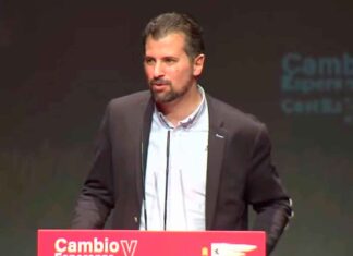 Tudanca quiere ser el “alcalde de todos los alcaldes” de CyL y les emplaza nada más ganar las próximas elecciones Luis Tudanca, durante su intervención durante la Convención Municipal del PSCyL en León capital. - EP.