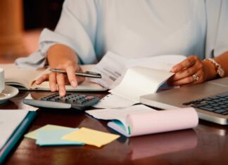 La Unión de Consumidores advierte de que las quejas contra las compañías de luz y gas en Palencia se duplican en un año facturas-ayudas-sociales-recibos-luz