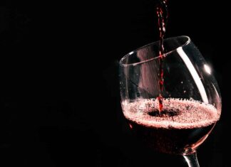 El enoturismo por el Cerrato protagoniza una nueva campaña promocional de la Diputación Copa de vino