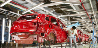 Cadena de montaje en la factoría de Renault en Villamuriel. YANNICK BROSSARD