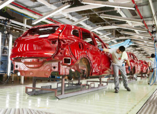 Cadena de montaje en la factoría de Renault en Villamuriel. YANNICK BROSSARD