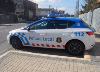 Pierde el control del coche, se empotra contra un contenedor que sale despedido y arrolla a un peatón en Segovia