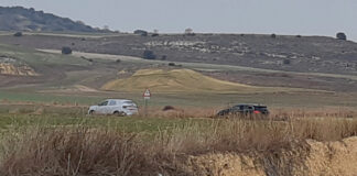 Renault Austral seguido de un Renault Kadjar por las carreteras del cerrato palentino.