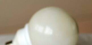 03-01-2022 Una factura de la luz y una bombilla, a 3 de enero de 2022, en Madrid, (España). El precio medio de la electricidad en el mercado mayorista vuelve a subir hoy, en concreto un 9,88% con respecto al precio del día anterior. Esta subida supone un coste de 150,50 euros por megavatio/hora- Por tramos horarios, el precio mínimo de la luz para hoy se dará entre las 23.00 y las 24.00 horas, con 100,36 euros/MWh, mientras que el máximo, de 189,26 euros/MWh, se registrará entre las 8.00 y las 9.00 horas. ECONOMIA Alberto Ortega - Europa Press