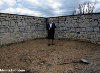 ‘Esperanza’, un homenaje fotográfico a la pionera en España de la recuperación de la memoria histórica Esperanza - Cementerio - FOTO DE MARINA ESCUDERO.jpg