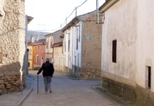 Una mujer camina por la calle de un pueblo. / Miriam Chacón (ICAL)