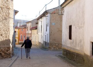 Una mujer camina por la calle de un pueblo. / Miriam Chacón (ICAL)