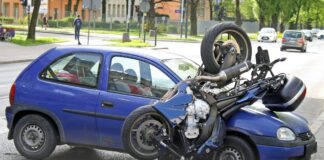 Imagen de archivo de un accidente entre un turismo y una moto.