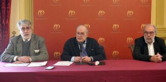 Presentación de la nueva directiva y proyecto de la Asociación de Amigos de la Catedral de Palencia. José María Nieto Vigil, presidente; Evaristo Urraca, presidente del Casino de Palencia (donde tuvo lugar la presentación) y Jesús Coria, presidente saliente.