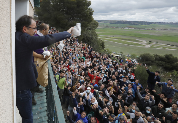 24-04-2022. PalenciaProcesión de Santo Toribio y pedrea de pan y quesillo en el barrio de El Cristo por sus fiestas.fotos MARTA MORAS