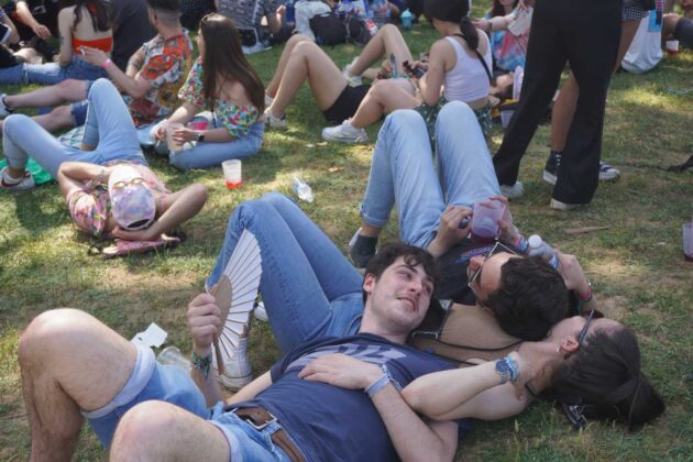 Fiesta ITA 2022 en Palencia - j&oacute;venes a la sombra