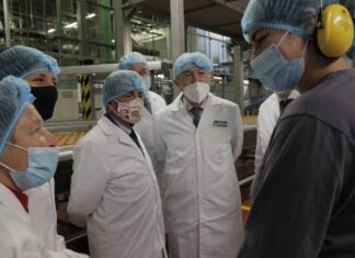 Revilla define a Gullón como una empresa de “éxito” y una “referencia de riqueza y empleo” para Castilla y León y Cantabria