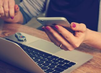 Detenida una mujer por estafar a su jefa, a quien extrajo de su cuenta más de 9.000 euros tras robarle el móvil