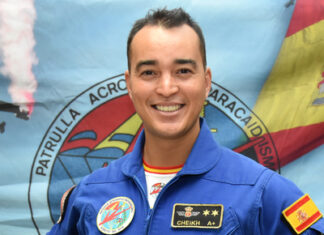 “Cuando se cae hay mucho ruido y velocidad, pero todo se convierte en paz y armonía al abrir el paracaídas” ejercito del aire oumar exhibición aérea antigüedad