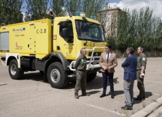 Imagen de archivo: Suárez Quiñones ante una de las autobombas del operativo de la Junta