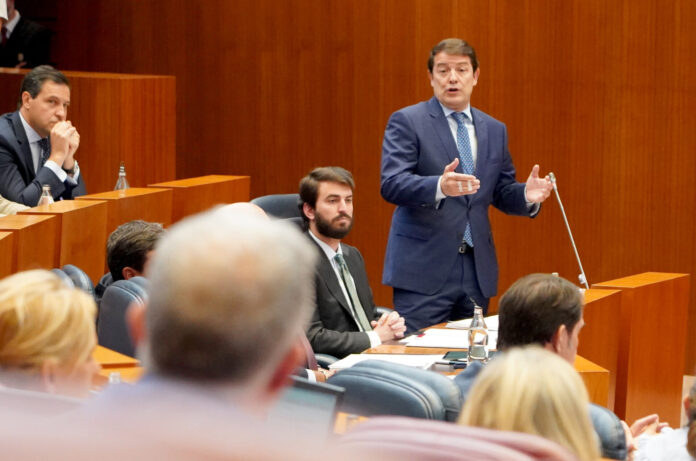 Pleno en las Cortes de Castilla y León Mañueco siro empujar
