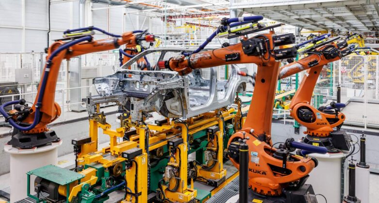 Fabricaci&oacute;n del nuevo Renault Austral en la planta de Villamuriel de Cerrato, Palencia. Julio 202